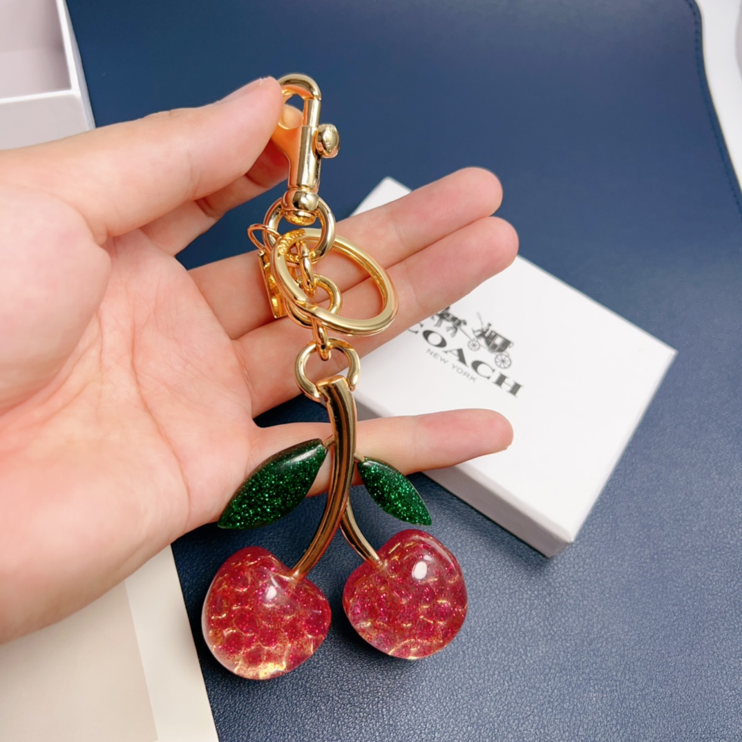 coach 樱桃钥匙扣包包挂饰 质感很棒 很可爱，配盒子。