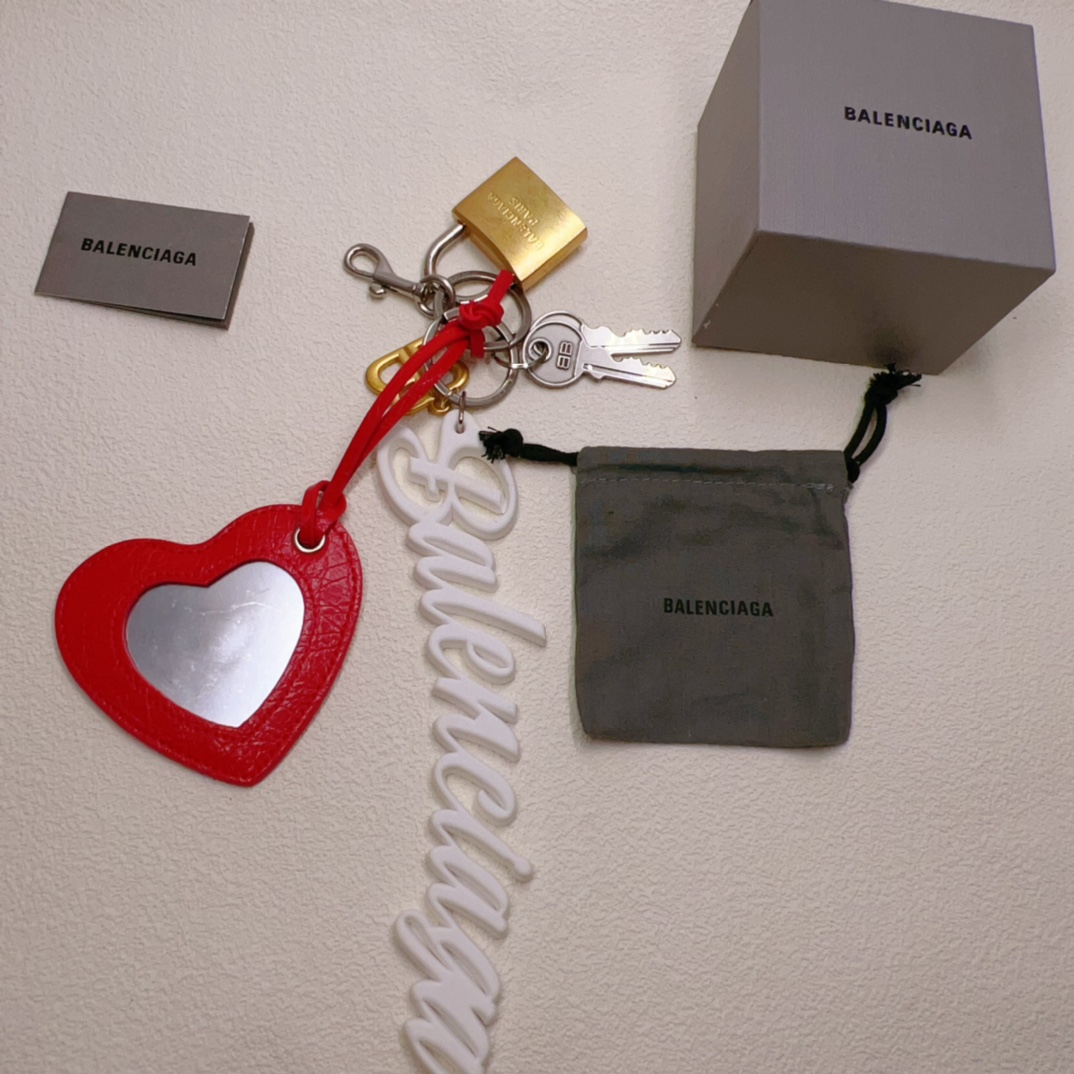 ❤️ 高版本【镜面有一层膜 】
Balenciaga巴黎世家Rodeo爱心镜子小挂件钥匙扣~也太潮潮潮啦