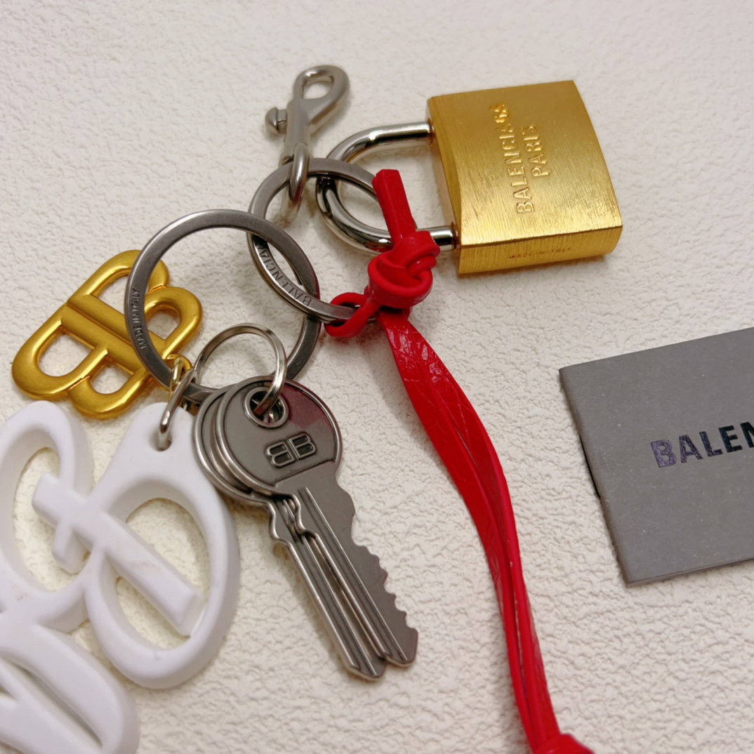 ❤️ 高版本【镜面有一层膜 】
Balenciaga巴黎世家Rodeo爱心镜子小挂件钥匙扣~也太潮潮潮啦