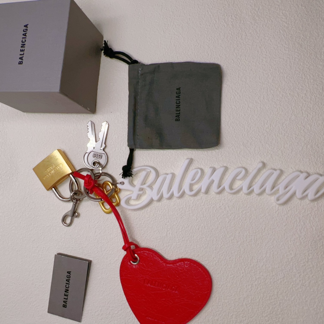 ❤️ 高版本【镜面有一层膜 】
Balenciaga巴黎世家Rodeo爱心镜子小挂件钥匙扣~也太潮潮潮啦