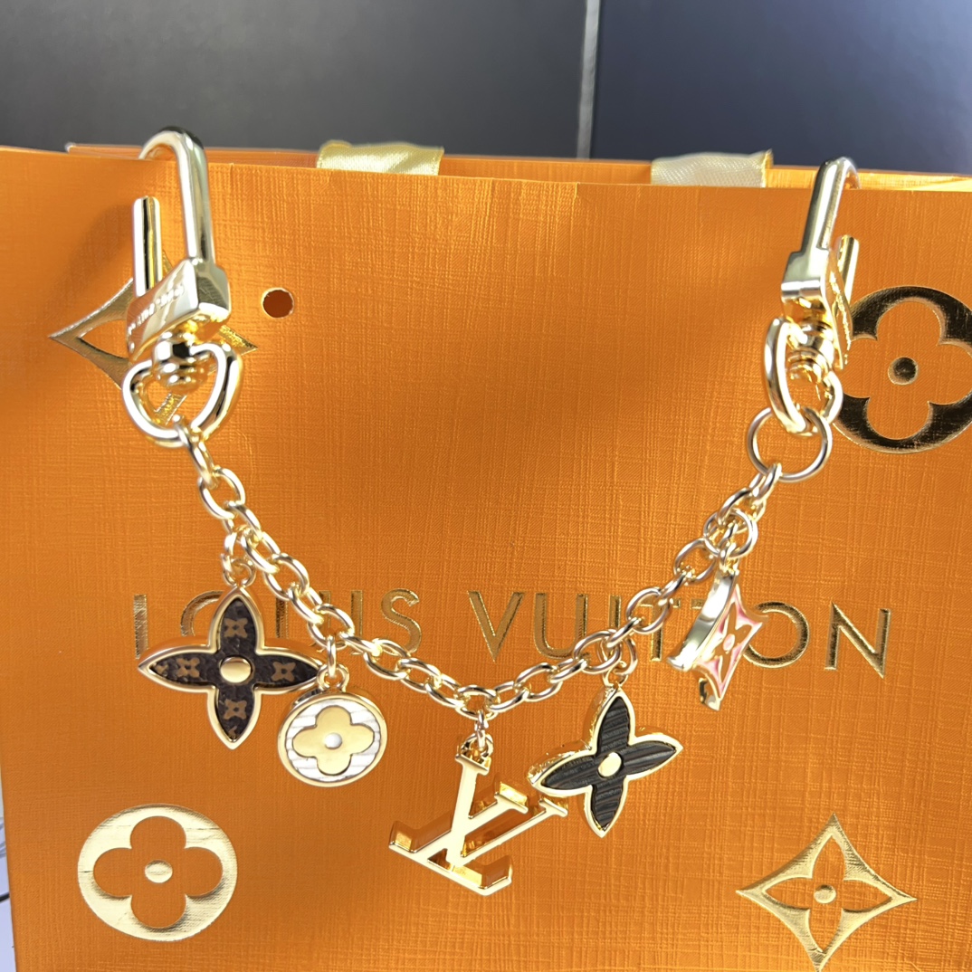  SPring Street 包饰与钥匙扣以多元材质呈现品牌元素的袖珍演绎。Monogram 花卉与 L