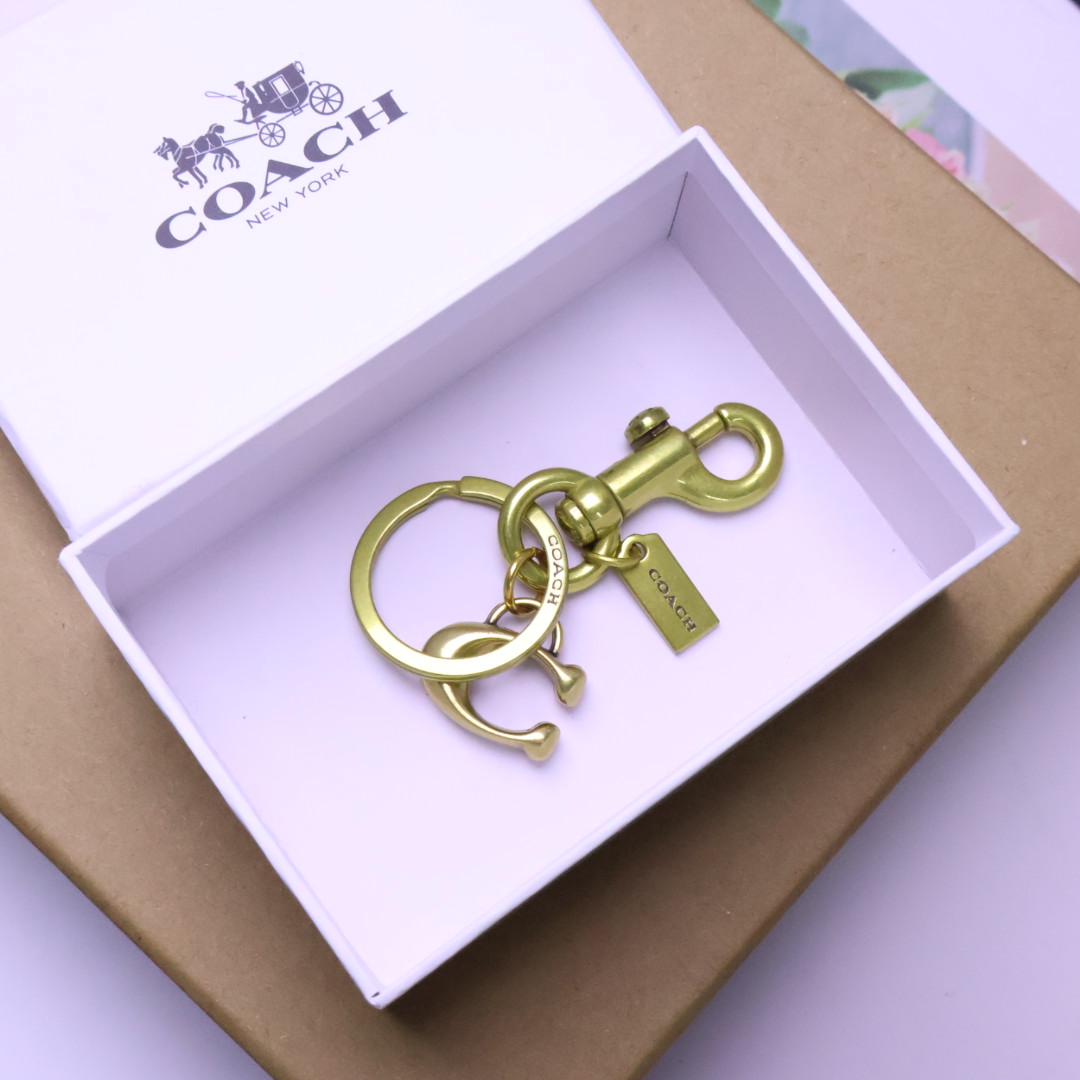 coach 钥匙扣包包挂饰 质感很棒 很可爱，配盒子。。