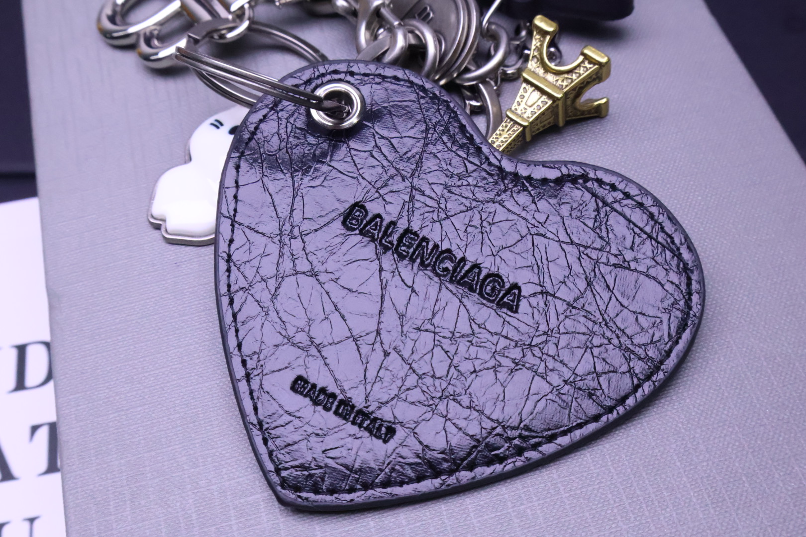 The 336 Parisian Rodeo24ss multi-element package key button. Carbags use sheep hides to make insideable spices. 。 - 图片 3