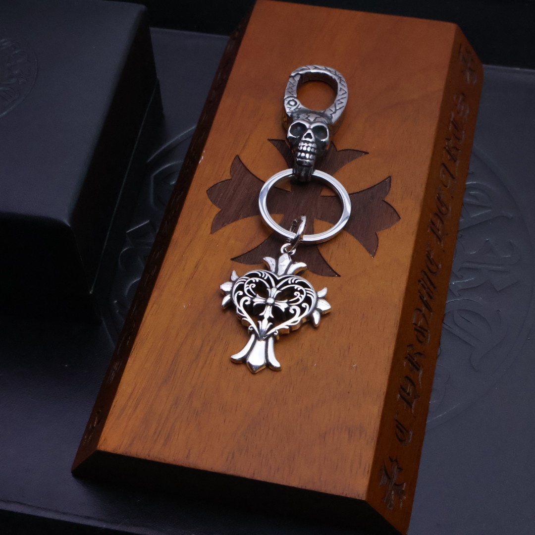 。𝐂𝐡𝐫𝐨𝐦𝐞 𝐡𝐞𝐚𝐫𝐭［新品上架］克罗心钥匙扣挂件🔑裤👖包💼挂件 做工、质感一流.小细节提升本身整体