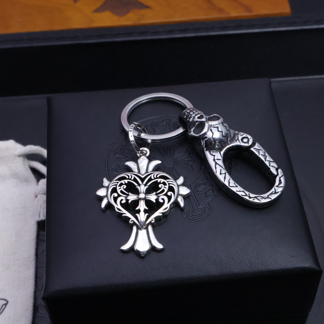 。𝐂𝐡𝐫𝐨𝐦𝐞 𝐡𝐞𝐚𝐫𝐭［新品上架］克罗心钥匙扣挂件🔑裤👖包💼挂件 做工、质感一流.小细节提升本身整体
