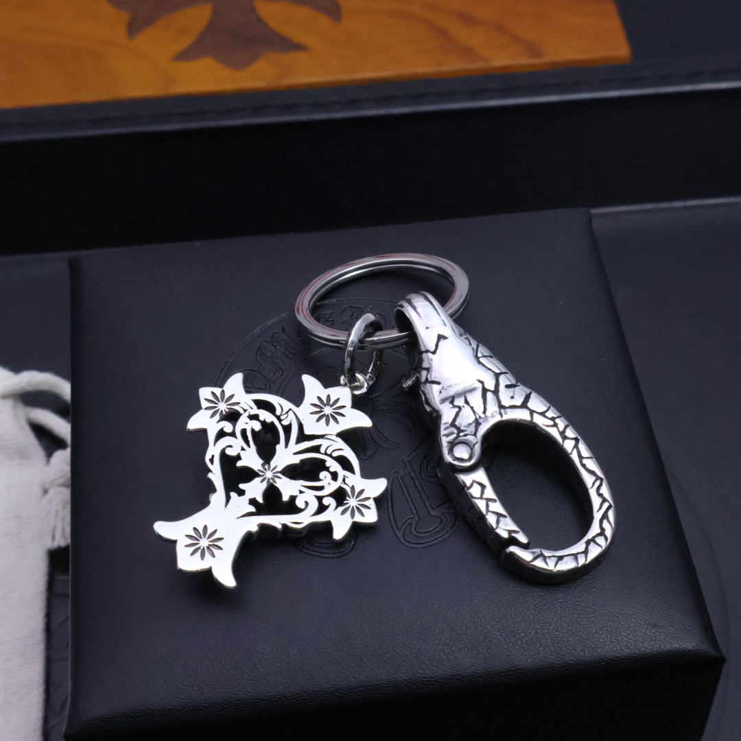 。𝐂𝐡𝐫𝐨𝐦𝐞 𝐡𝐞𝐚𝐫𝐭［新品上架］克罗心钥匙扣挂件🔑裤👖包💼挂件 做工、质感一流.小细节提升本身整体