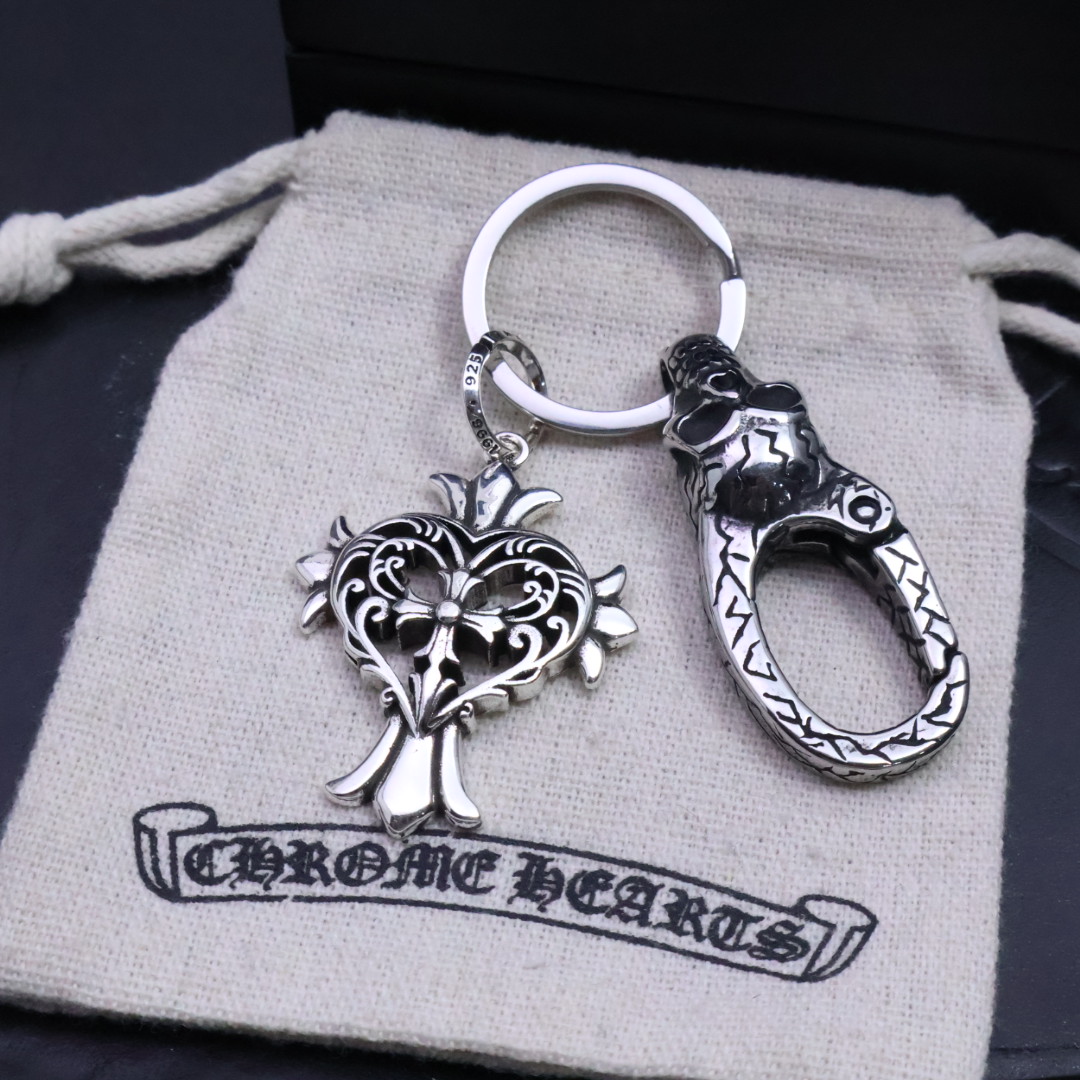 。𝐂𝐡𝐫𝐨𝐦𝐞 𝐡𝐞𝐚𝐫𝐭［新品上架］克罗心钥匙扣挂件🔑裤👖包💼挂件 做工、质感一流.小细节提升本身整体