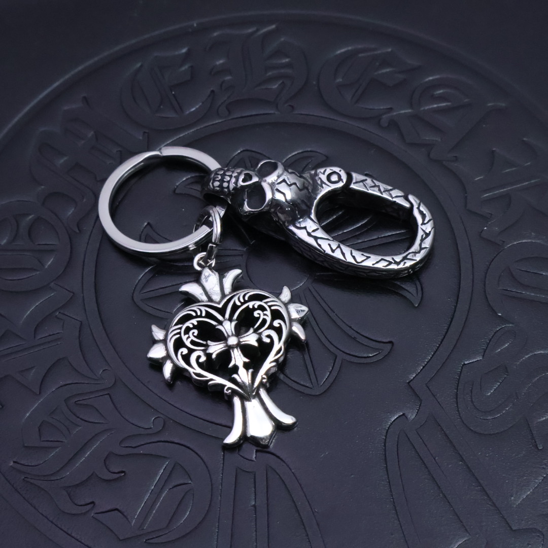 。𝐂𝐡𝐫𝐨𝐦𝐞 𝐡𝐞𝐚𝐫𝐭［新品上架］克罗心钥匙扣挂件🔑裤👖包💼挂件 做工、质感一流.小细节提升本身整体