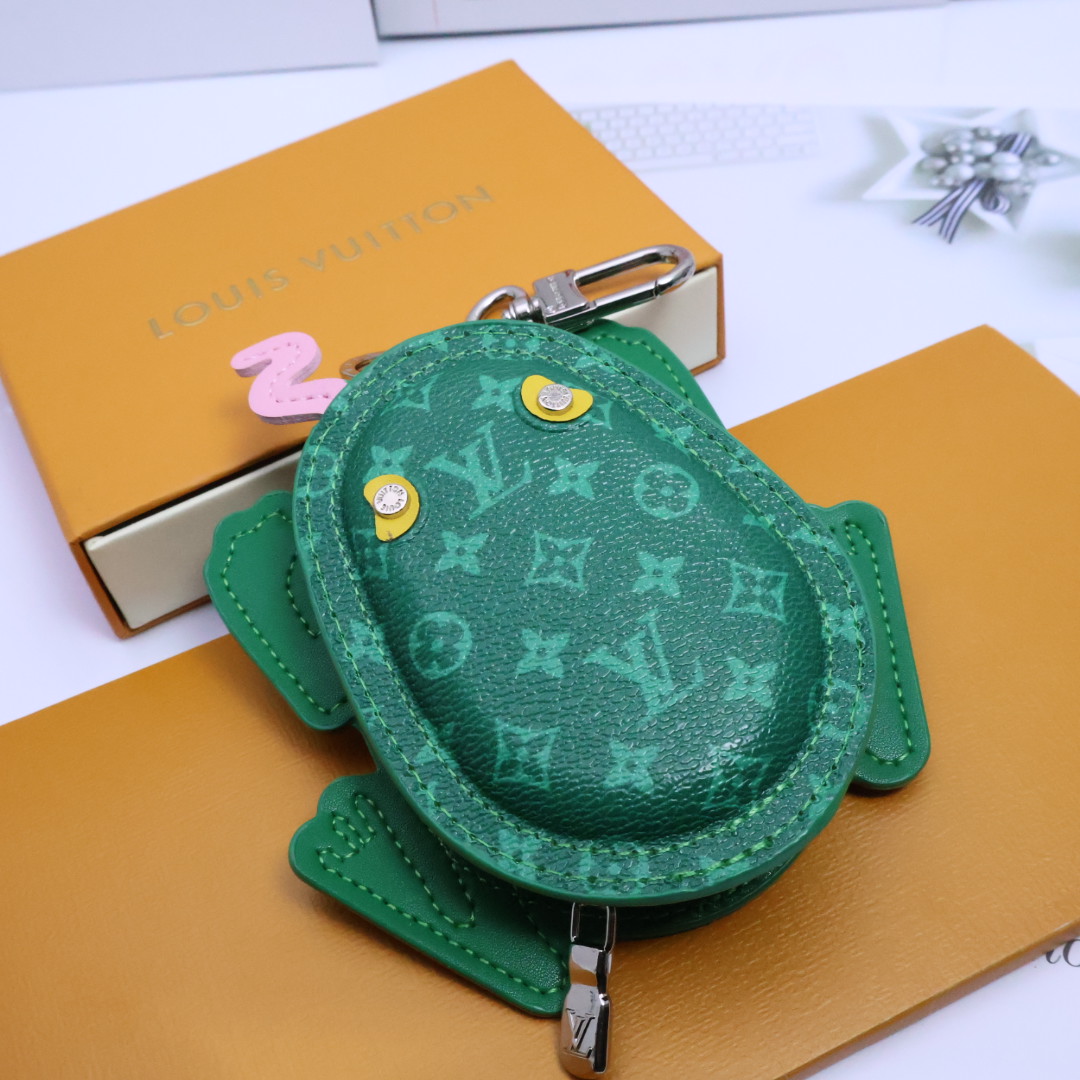 驴家LV Crazy Animals 青蛙形状零钱包Monogram 花卉点亮眼睛，
青蛙🐸