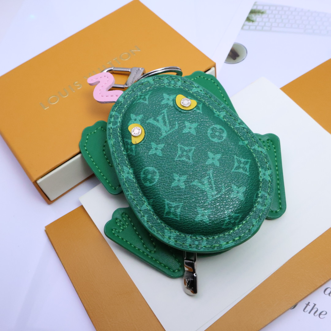 驴家LV Crazy Animals 青蛙形状零钱包Monogram 花卉点亮眼睛，
青蛙🐸