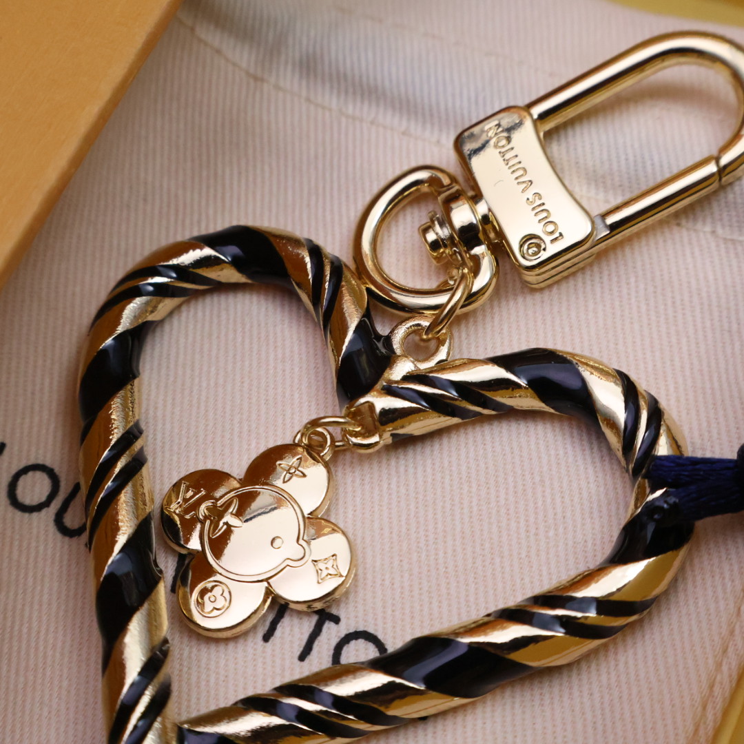 -驴家🏠新品新款上新🤩四色

LV爱心❤（Louis Vuitton）的经典永恒之作。LV创意总监Nic