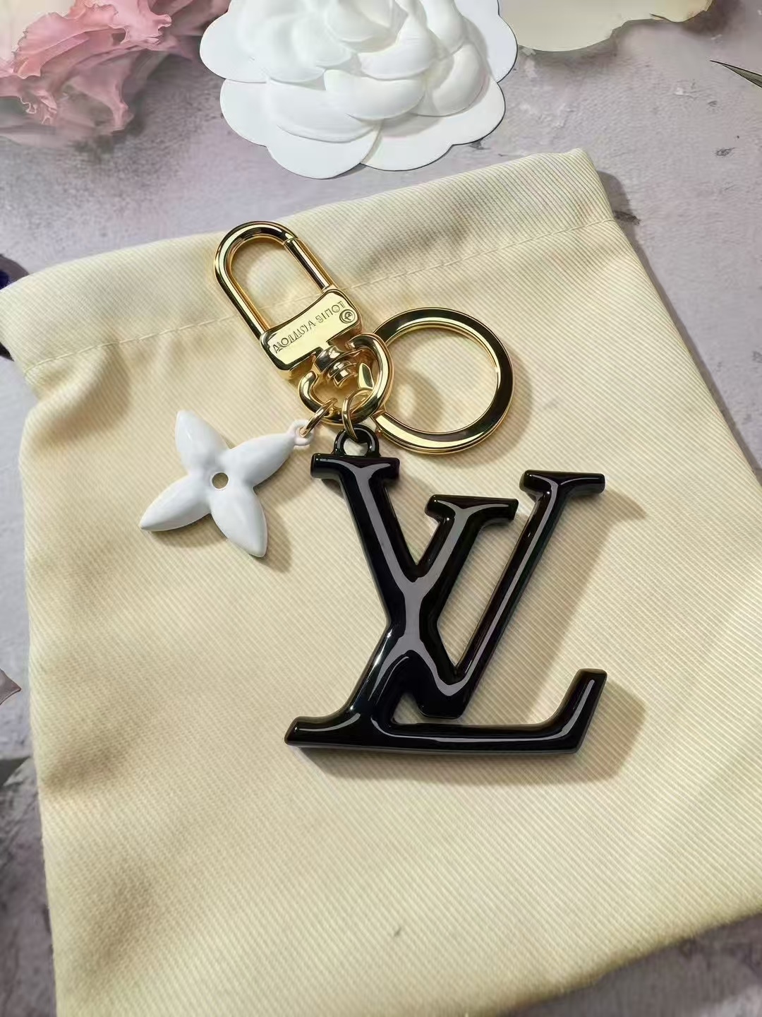 “Stylish LV Key Ring and Bag: Symbolic Color with Gold Metal Hooks” - 图片 3