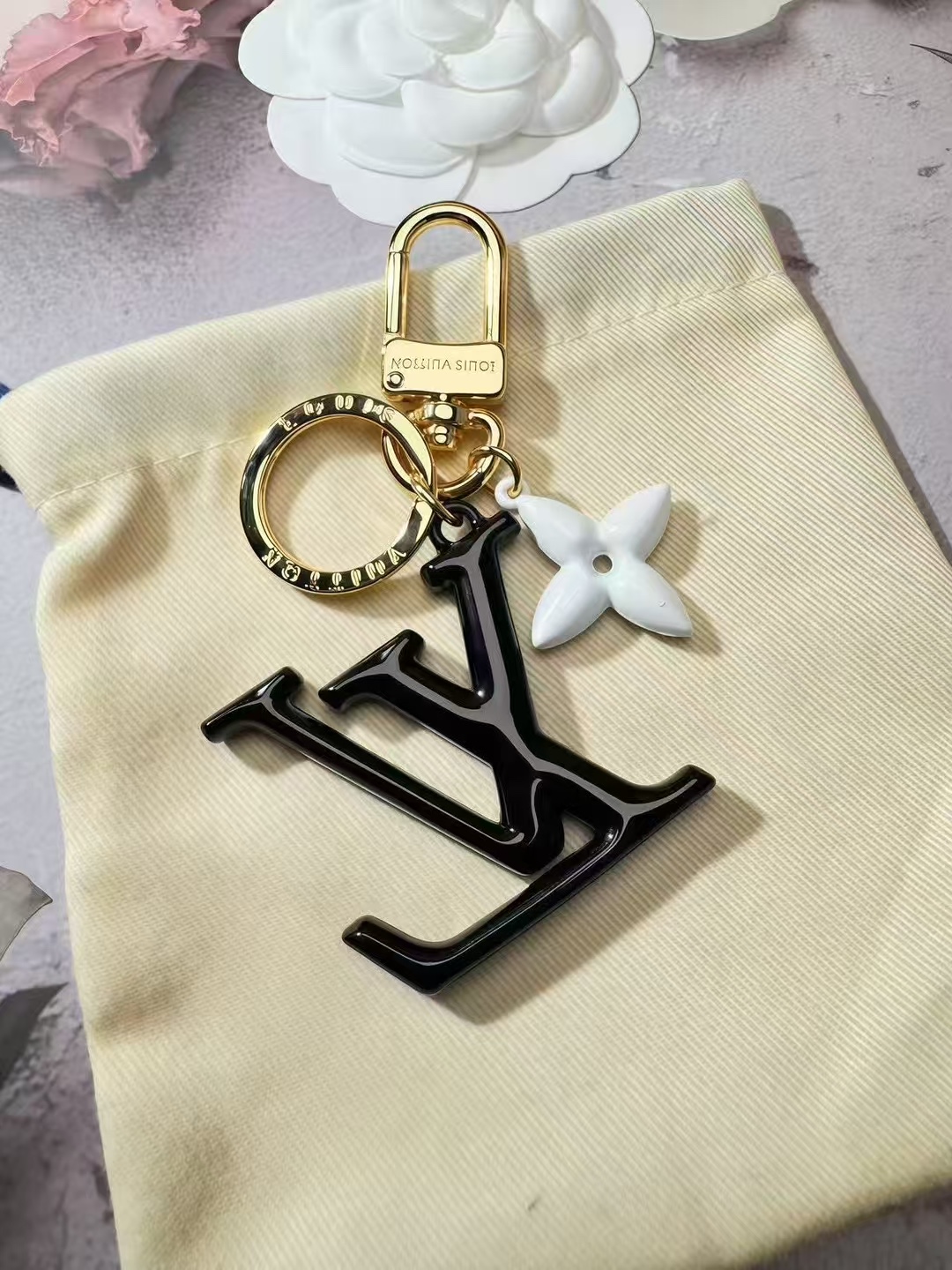 “Stylish LV Key Ring and Bag: Symbolic Color with Gold Metal Hooks” - 图片 2
