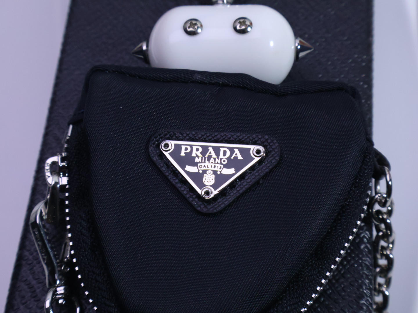 🔥普拉达 Prada 钥匙扣官网款，三角牌机器人钥匙扣，车钥匙挂件包包配饰，顶级进口Pu材质➕抛光钢配件