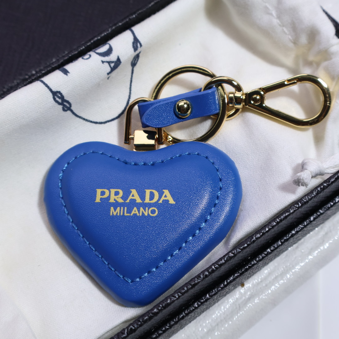 👑PRADA（普拉达）今年的Prada简直是开挂 最新出炉的爆款三角钥匙扣  又是一款必入的单品早买早戴