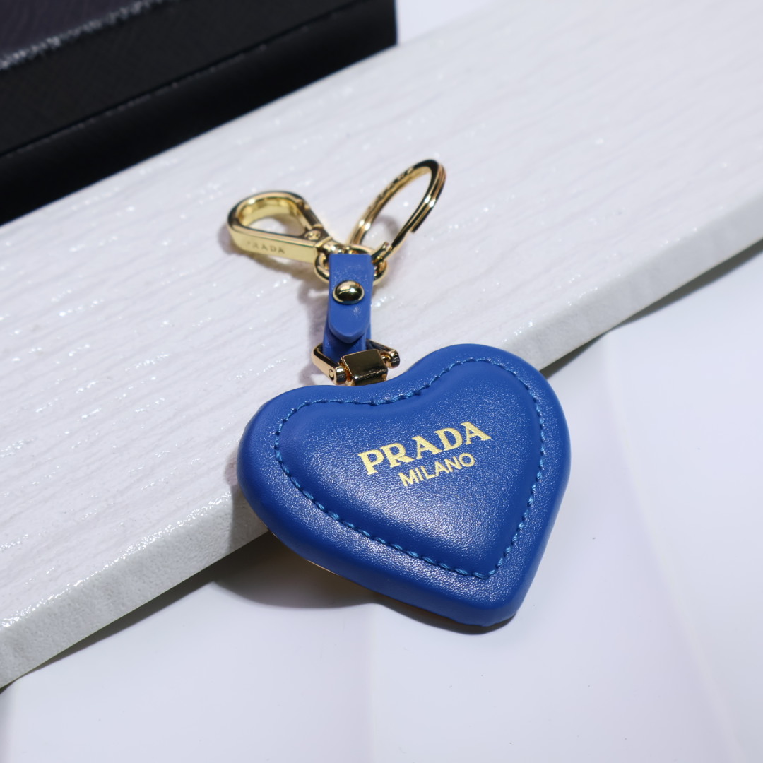 👑PRADA（普拉达）今年的Prada简直是开挂 最新出炉的爆款三角钥匙扣  又是一款必入的单品早买早戴