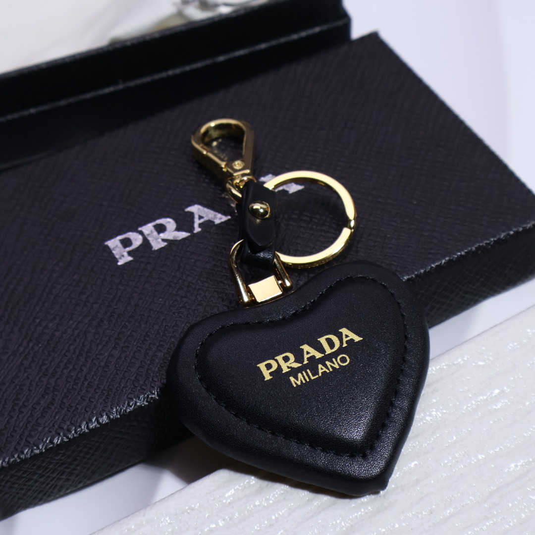 👑PRADA（普拉达）今年的Prada简直是开挂 最新出炉的爆款三角钥匙扣  又是一款必入的单品早买早戴