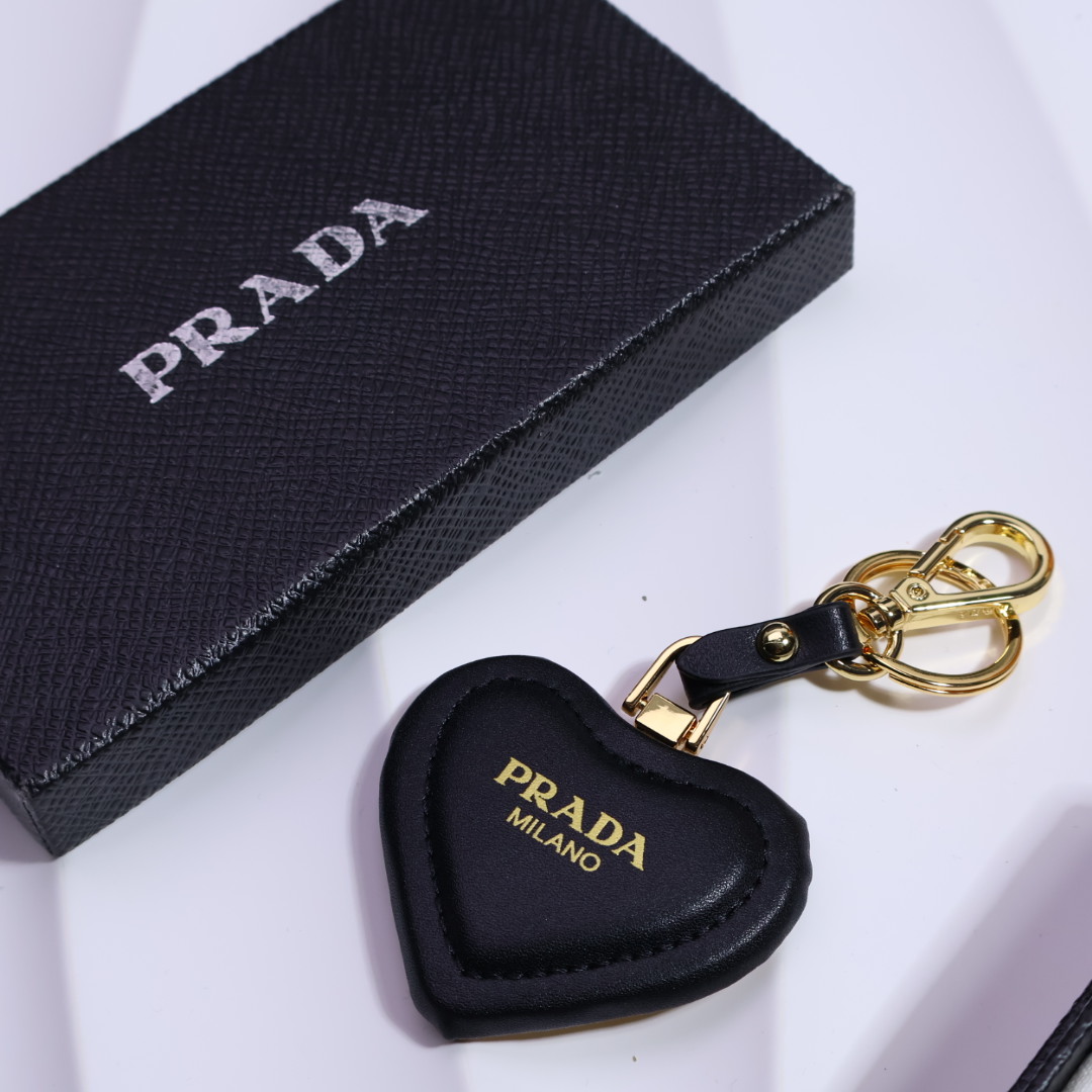 👑PRADA（普拉达）今年的Prada简直是开挂 最新出炉的爆款三角钥匙扣  又是一款必入的单品早买早戴