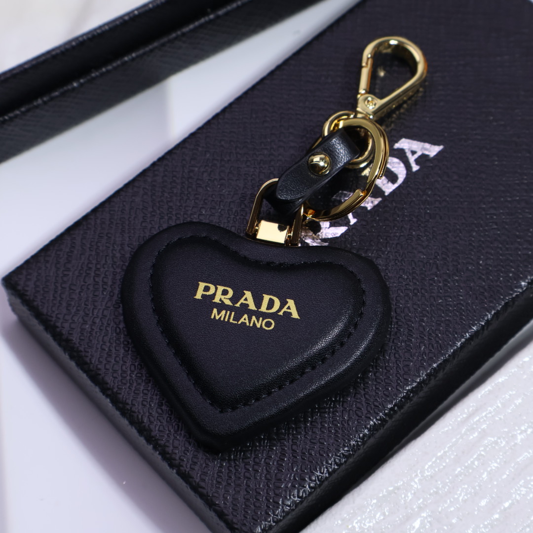 👑PRADA（普拉达）今年的Prada简直是开挂 最新出炉的爆款三角钥匙扣  又是一款必入的单品早买早戴