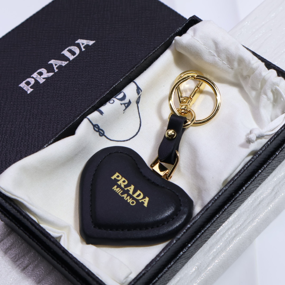 👑PRADA（普拉达）今年的Prada简直是开挂 最新出炉的爆款三角钥匙扣  又是一款必入的单品早买早戴