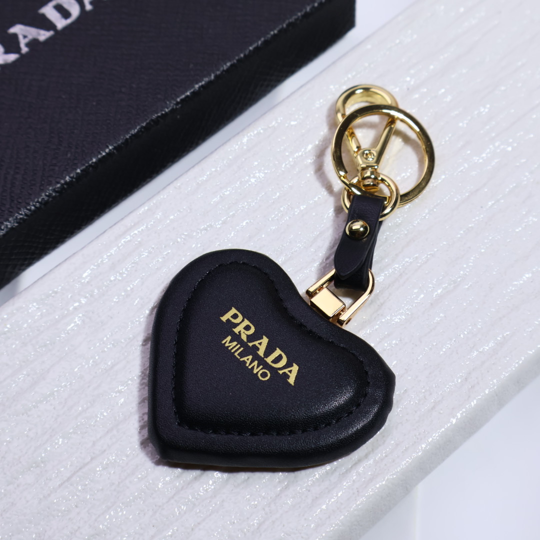 👑PRADA（普拉达）今年的Prada简直是开挂 最新出炉的爆款三角钥匙扣  又是一款必入的单品早买早戴