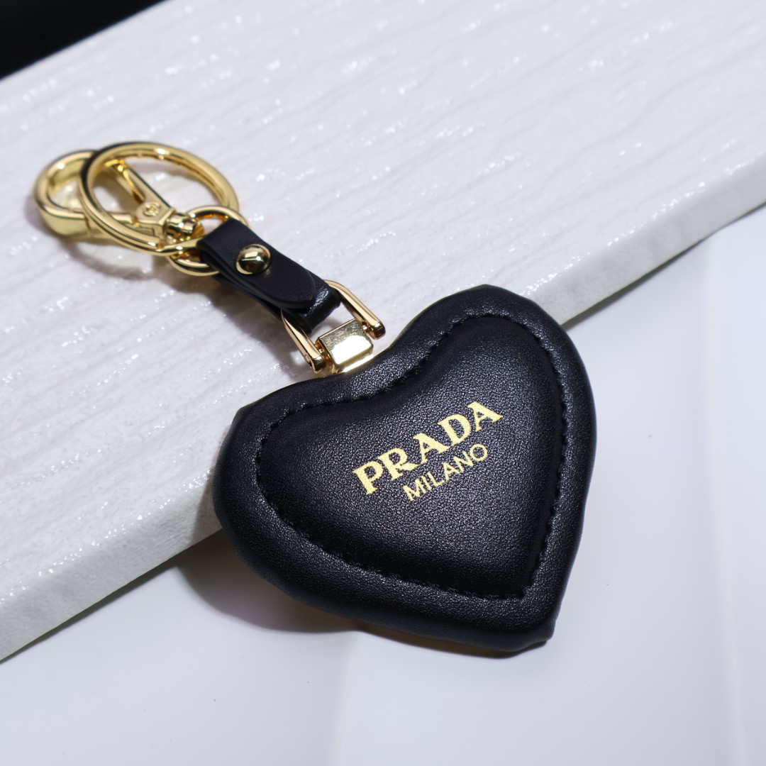 👑PRADA（普拉达）今年的Prada简直是开挂 最新出炉的爆款三角钥匙扣  又是一款必入的单品早买早戴