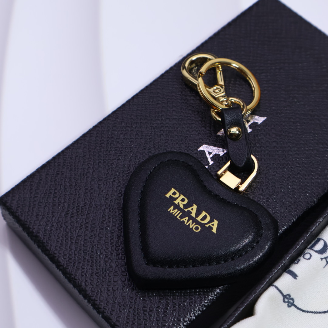 👑PRADA（普拉达）今年的Prada简直是开挂 最新出炉的爆款三角钥匙扣  又是一款必入的单品早买早戴