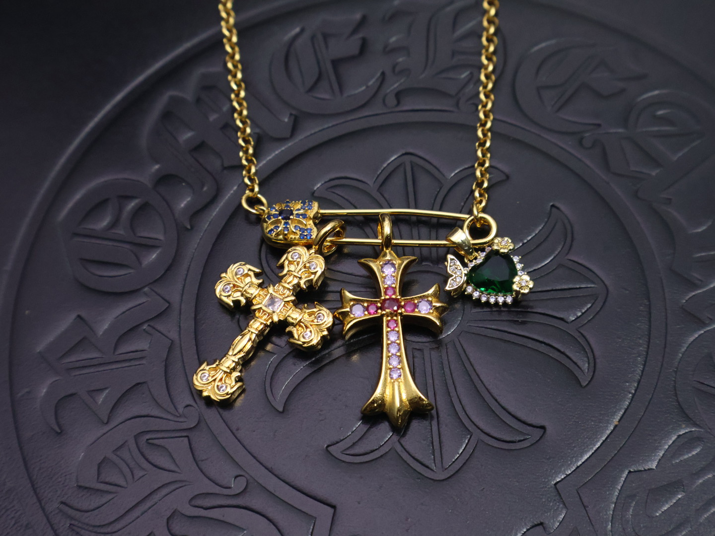 𝐂𝐡𝐫𝐨𝐦𝐞 𝐡𝐞𝐚𝐫𝐭𝐬 克罗心✝️22k金项链，对于寻求独特风格的你，宗克罗心22K金别针镶钻的回形