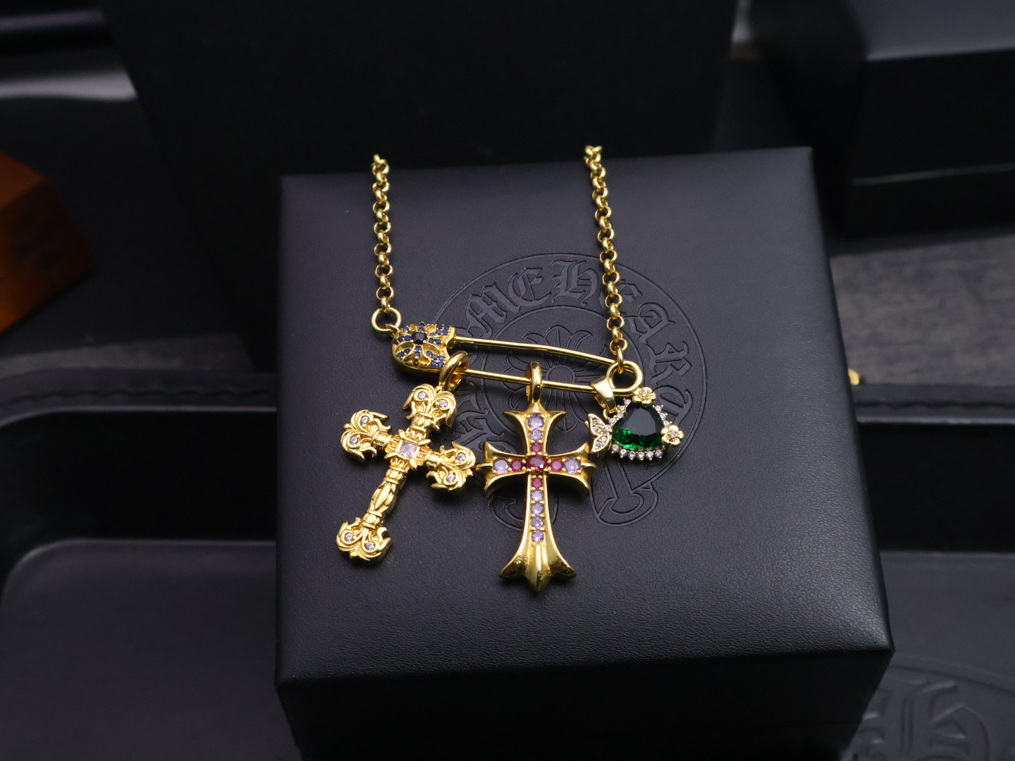 𝐂𝐡𝐫𝐨𝐦𝐞 𝐡𝐞𝐚𝐫𝐭𝐬 克罗心✝️22k金项链，对于寻求独特风格的你，宗克罗心22K金别针镶钻的回形
