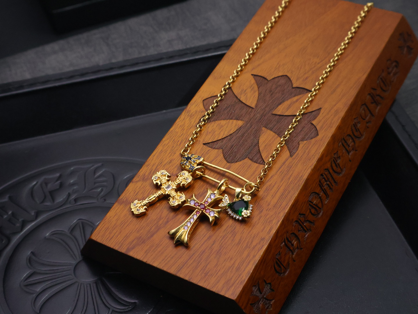 𝐂𝐡𝐫𝐨𝐦𝐞 𝐡𝐞𝐚𝐫𝐭𝐬 克罗心✝️22k金项链，对于寻求独特风格的你，宗克罗心22K金别针镶钻的回形