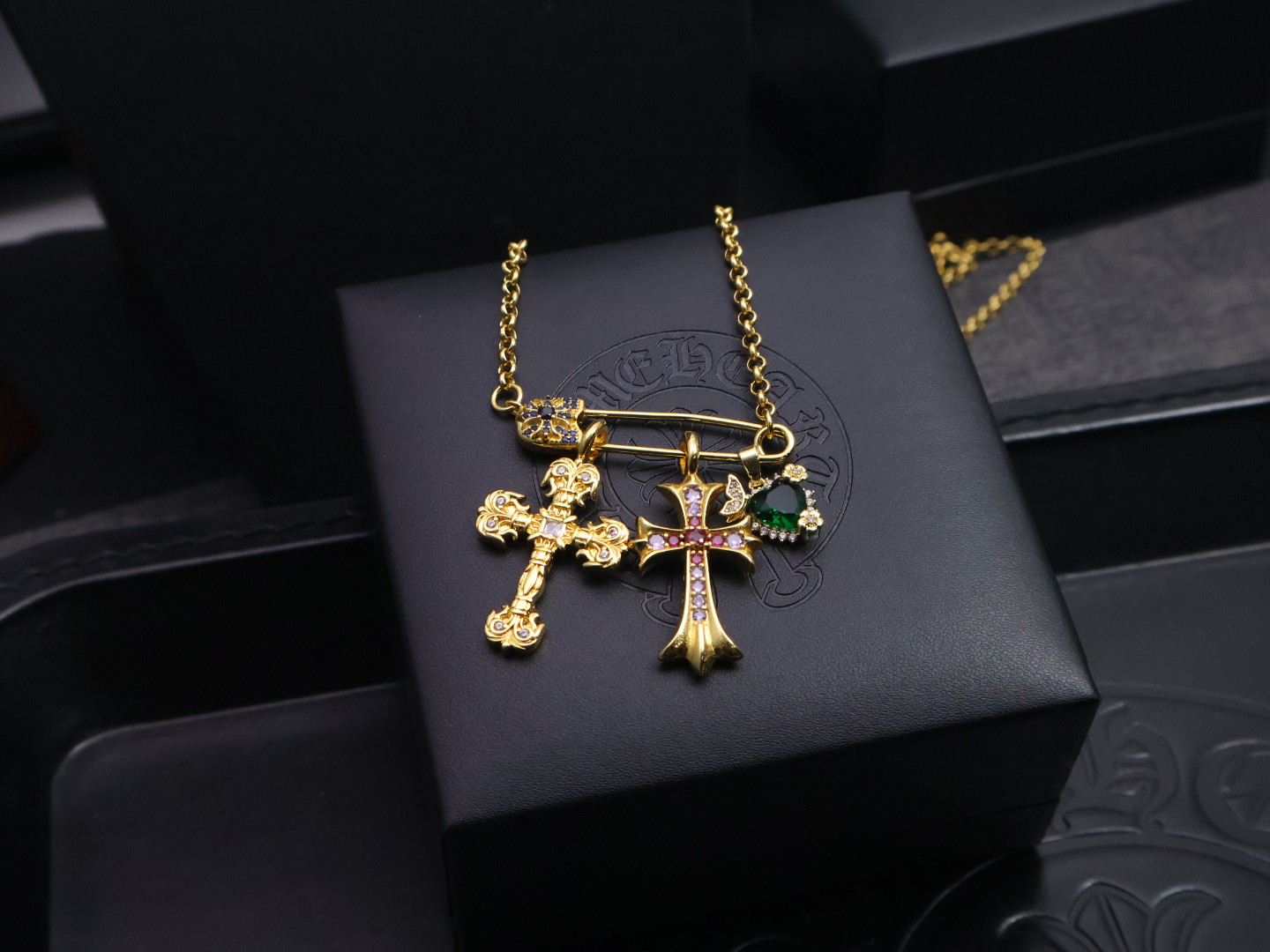 𝐂𝐡𝐫𝐨𝐦𝐞 𝐡𝐞𝐚𝐫𝐭𝐬 克罗心✝️22k金项链，对于寻求独特风格的你，宗克罗心22K金别针镶钻的回形
