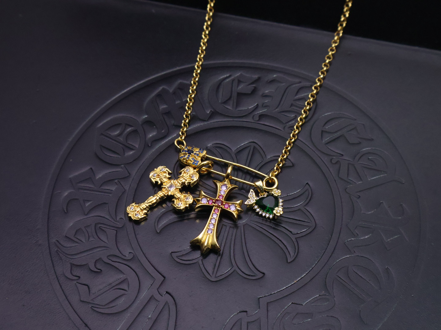 𝐂𝐡𝐫𝐨𝐦𝐞 𝐡𝐞𝐚𝐫𝐭𝐬 克罗心✝️22k金项链，对于寻求独特风格的你，宗克罗心22K金别针镶钻的回形