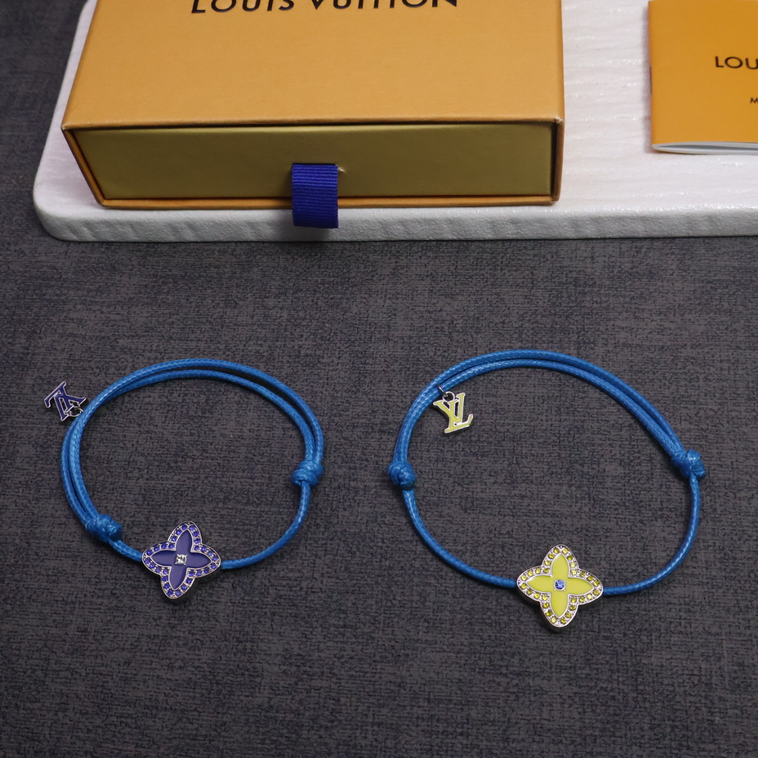 Lv驴牌最新款四叶草皮手环