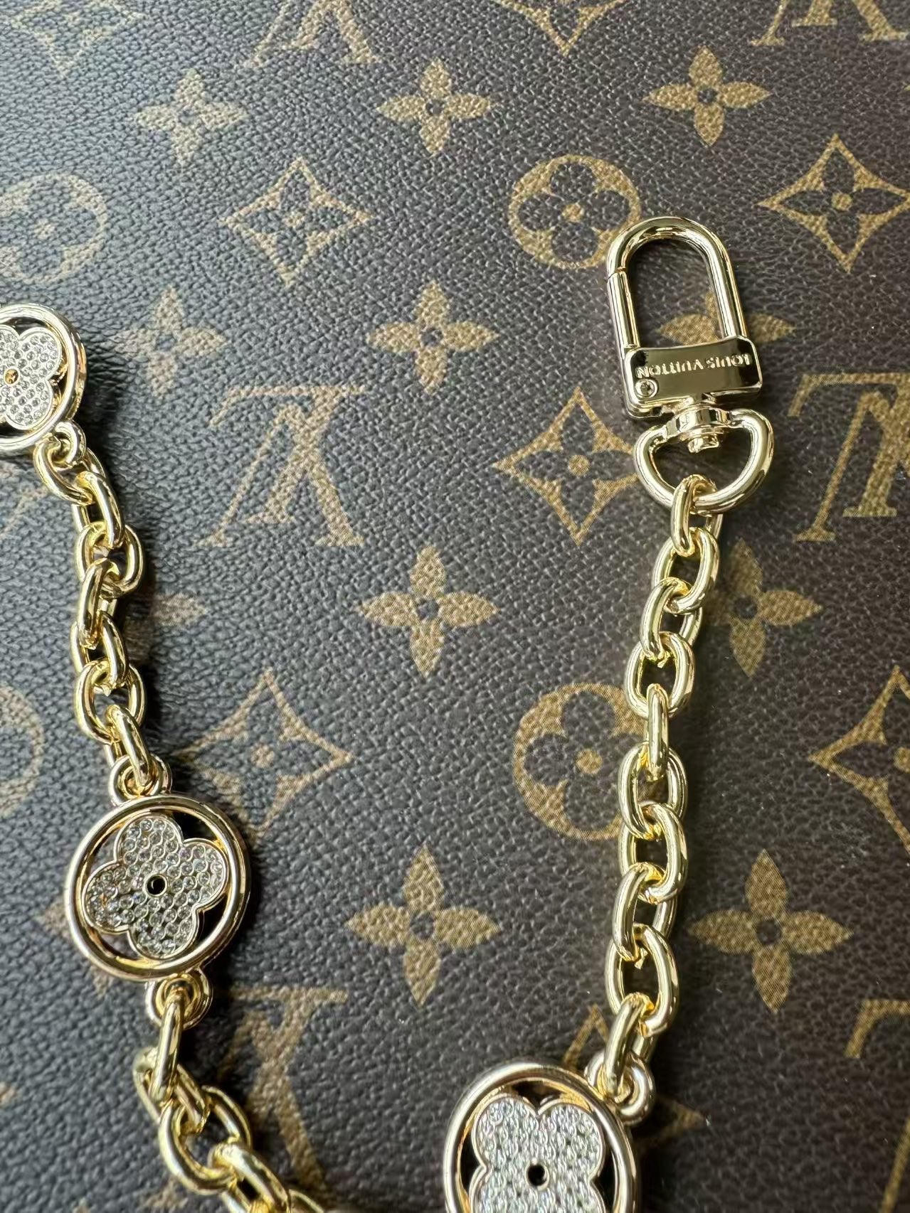 -LV X TM CERISE 链条包饰
LV x TM LV Cerise链条包饰出自路易威登x村上隆