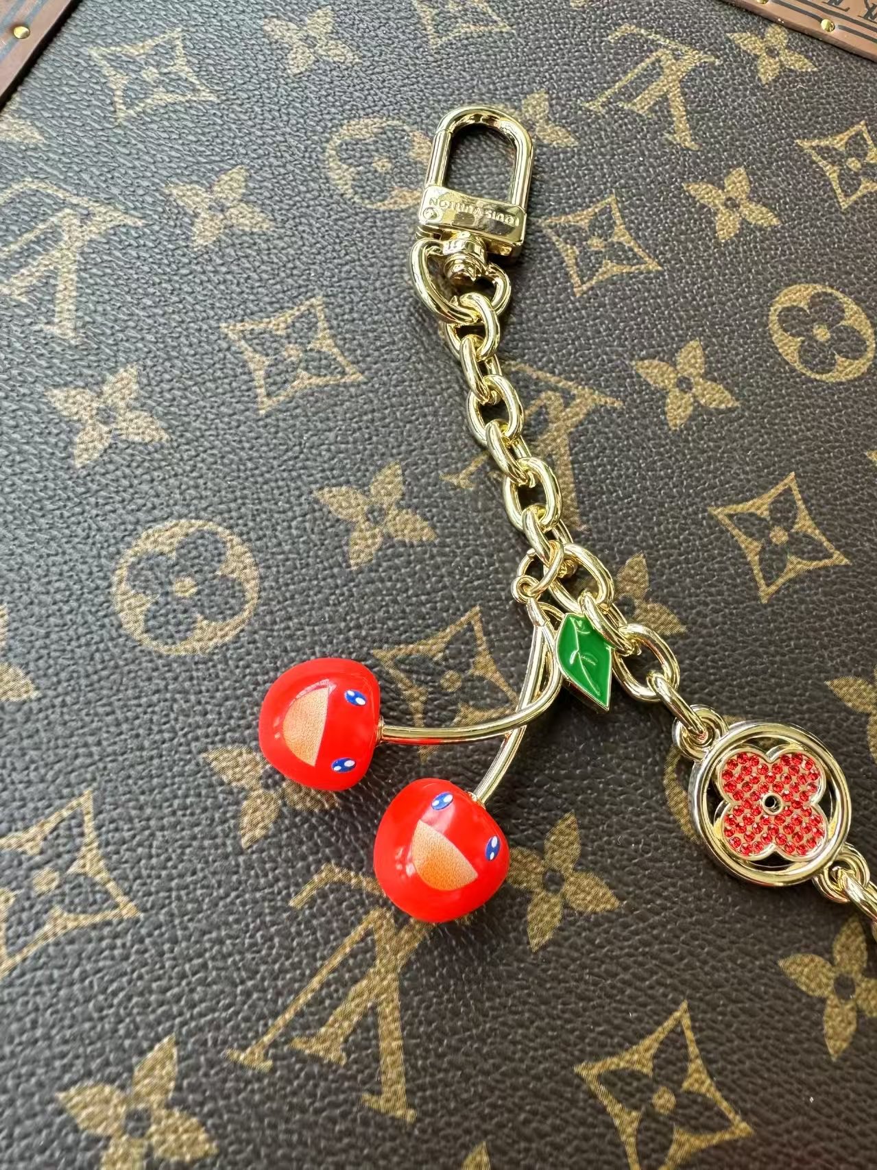 -LV X TM CERISE 链条包饰
LV x TM LV Cerise链条包饰出自路易威登x村上隆