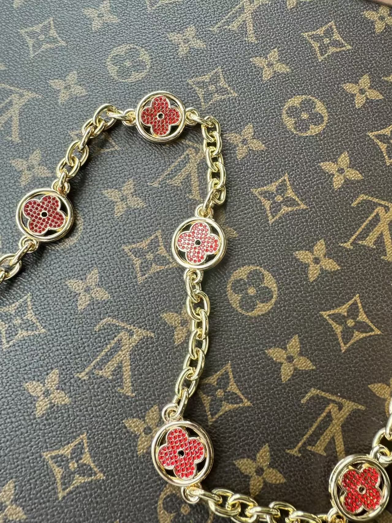 -LV X TM CERISE 链条包饰
LV x TM LV Cerise链条包饰出自路易威登x村上隆