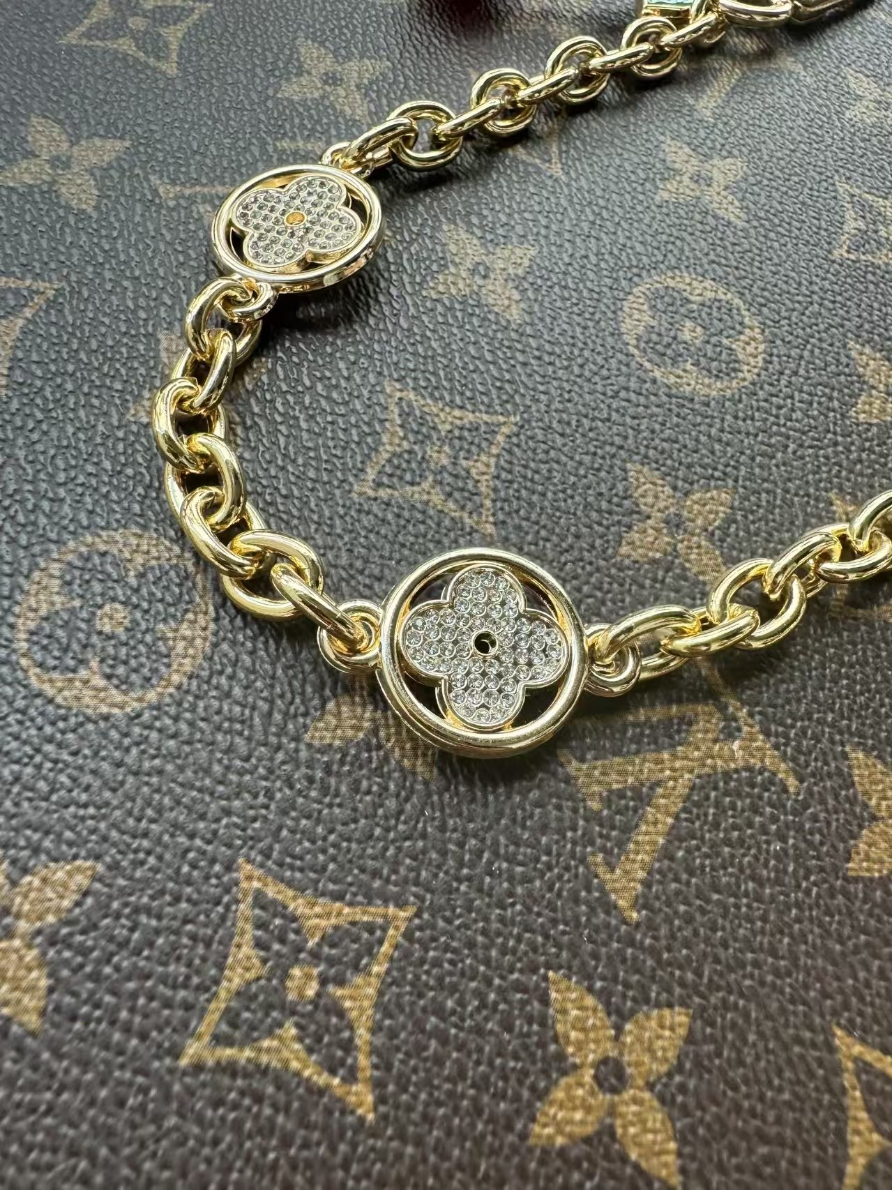 -LV X TM CERISE 链条包饰
LV x TM LV Cerise链条包饰出自路易威登x村上隆