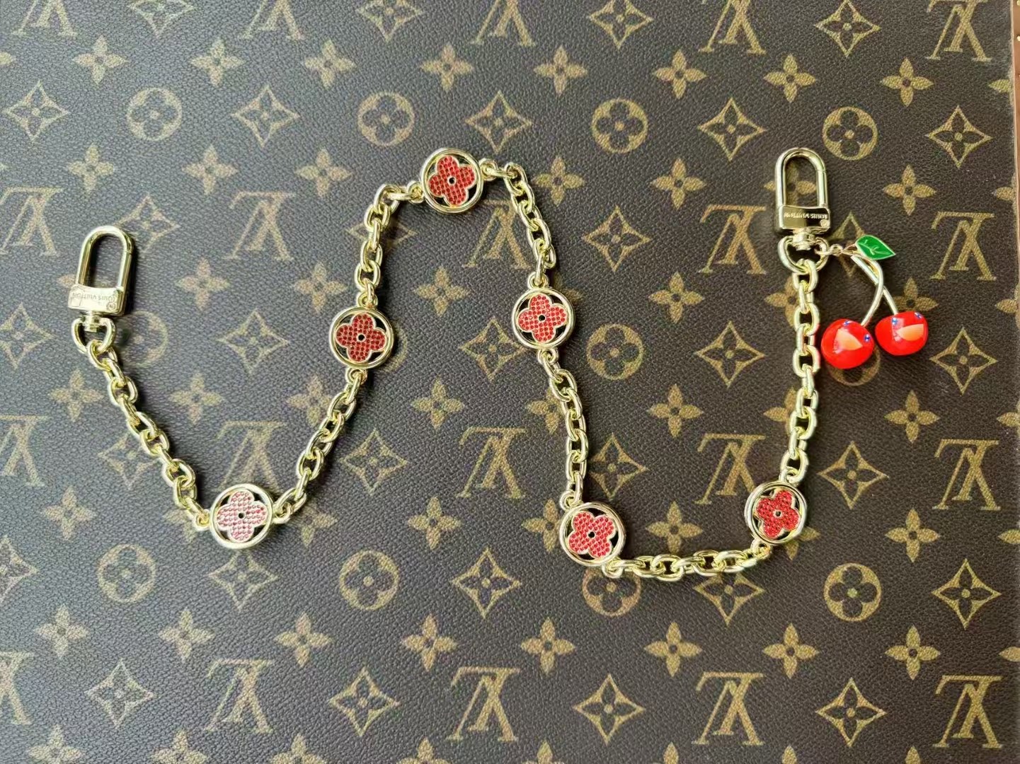 -LV X TM CERISE 链条包饰
LV x TM LV Cerise链条包饰出自路易威登x村上隆