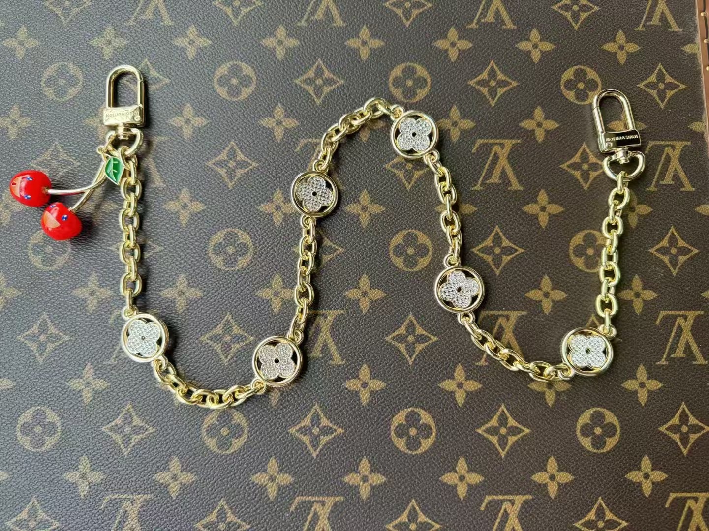 -LV X TM CERISE 链条包饰
LV x TM LV Cerise链条包饰出自路易威登x村上隆