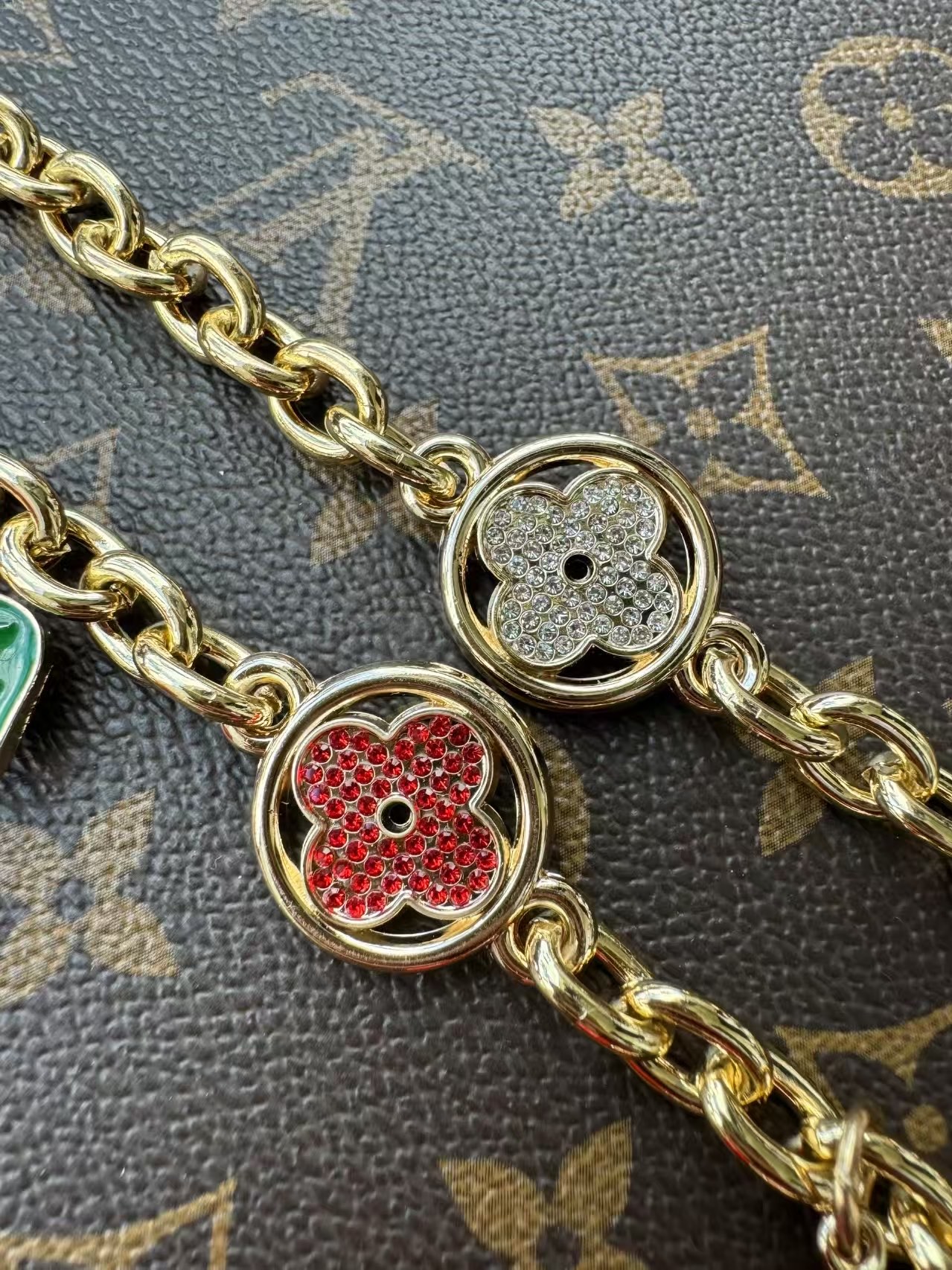 -LV X TM CERISE 链条包饰
LV x TM LV Cerise链条包饰出自路易威登x村上隆