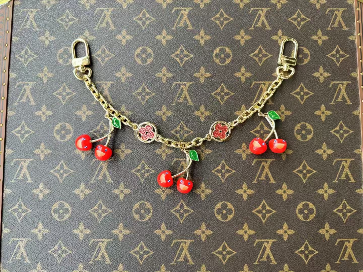 -LV X TM CERISE 链条包饰
LV x TM LV Cerise链条包饰出自路易威登x村上隆
