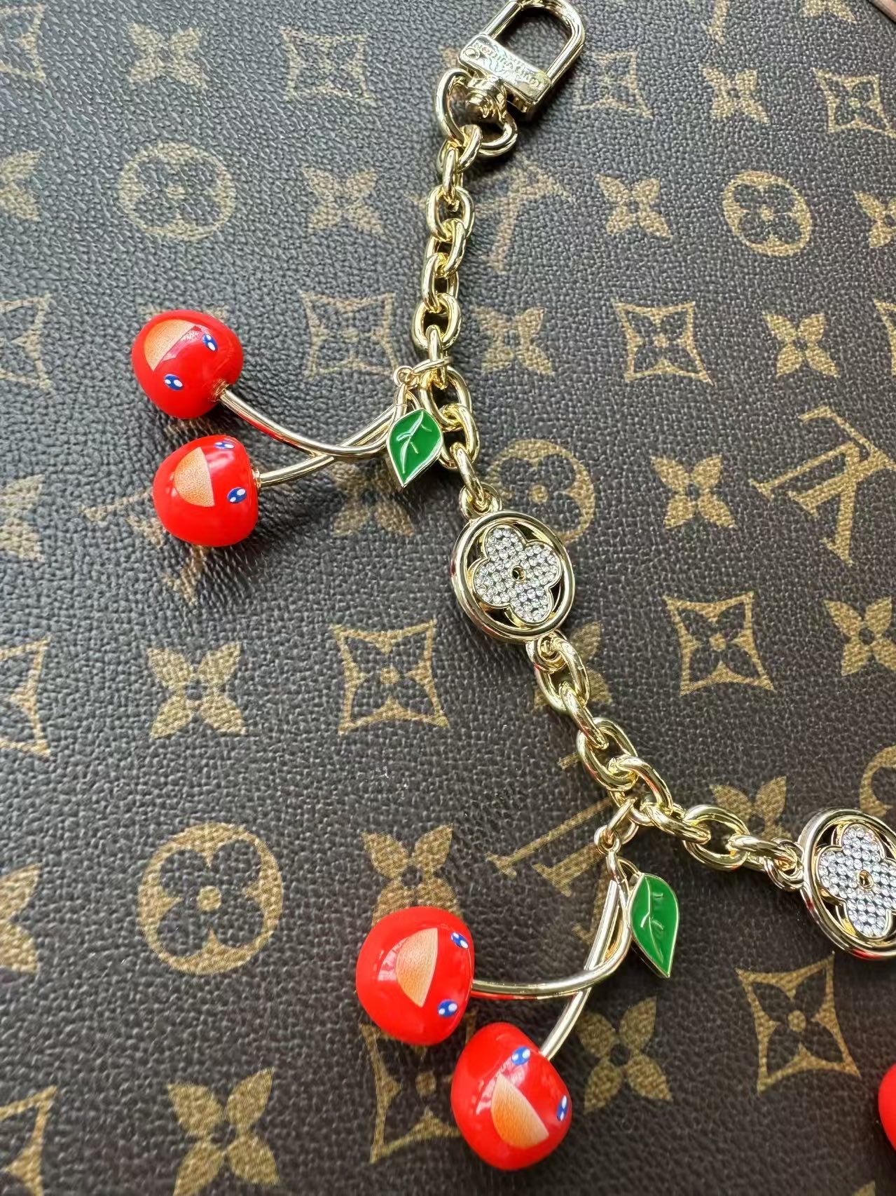 -LV X TM CERISE 链条包饰
LV x TM LV Cerise链条包饰出自路易威登x村上隆
