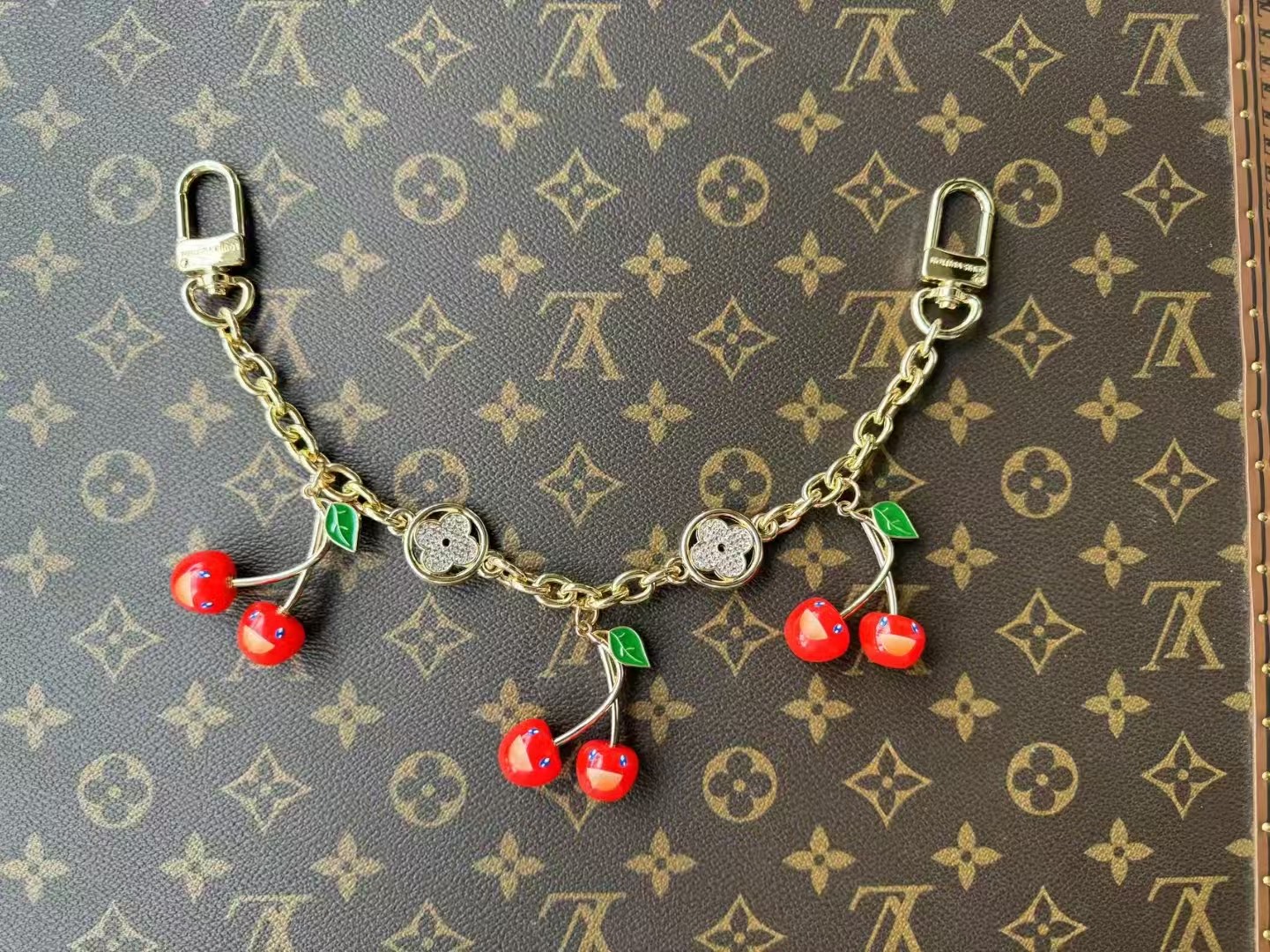 -LV X TM CERISE 链条包饰
LV x TM LV Cerise链条包饰出自路易威登x村上隆