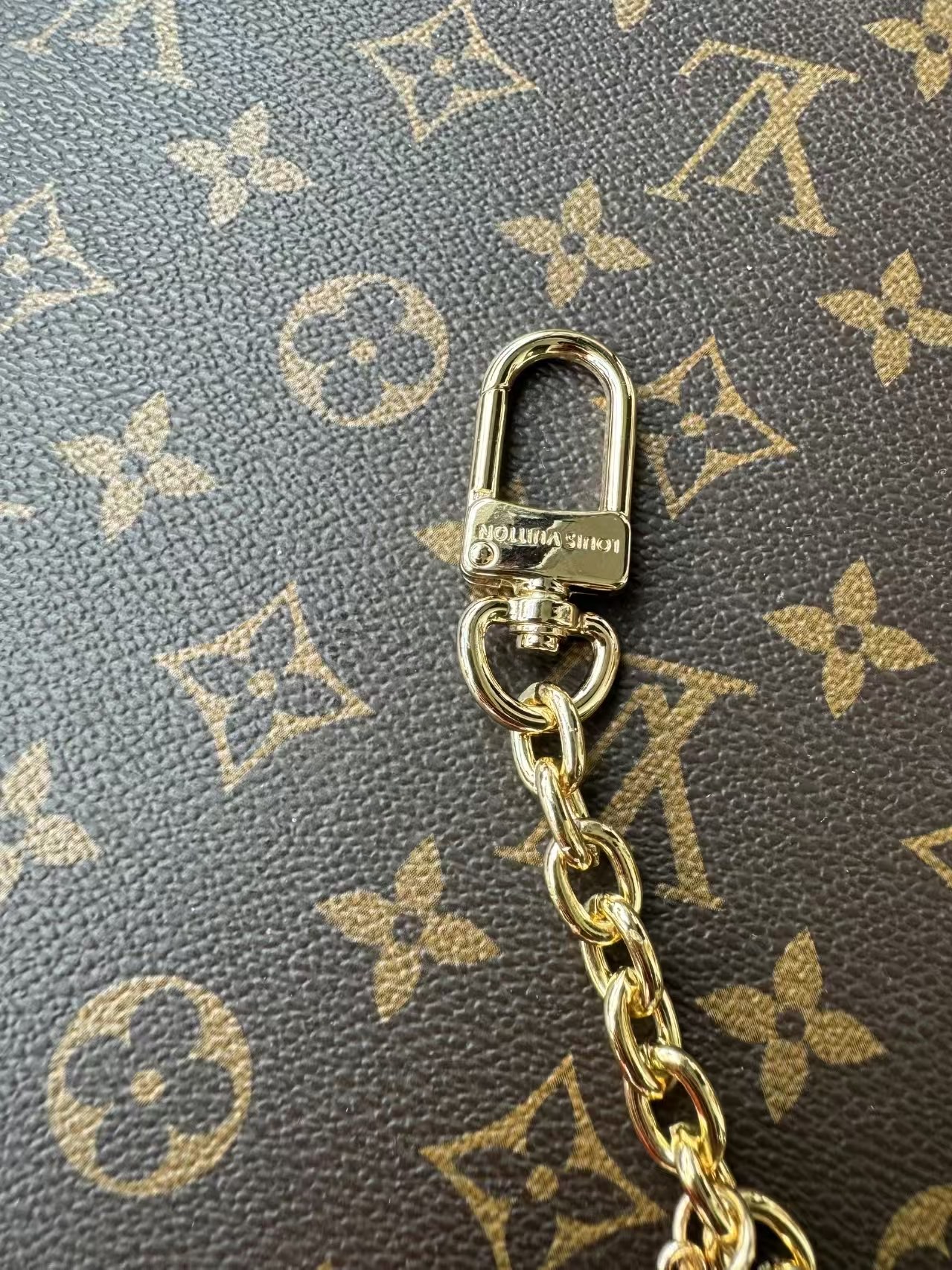 -LV X TM CERISE 链条包饰
LV x TM LV Cerise链条包饰出自路易威登x村上隆