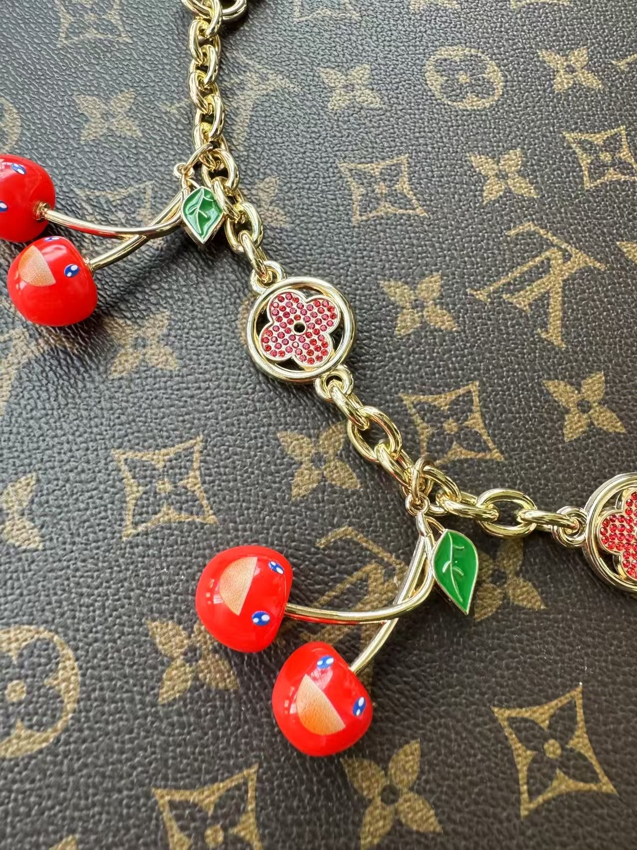 -LV X TM CERISE 链条包饰
LV x TM LV Cerise链条包饰出自路易威登x村上隆