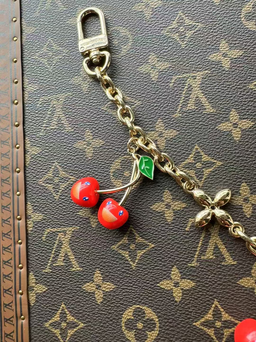 -LV X TM CERISE 链条包饰
LV x TM LV Cerise链条包饰出自路易威登x村上隆