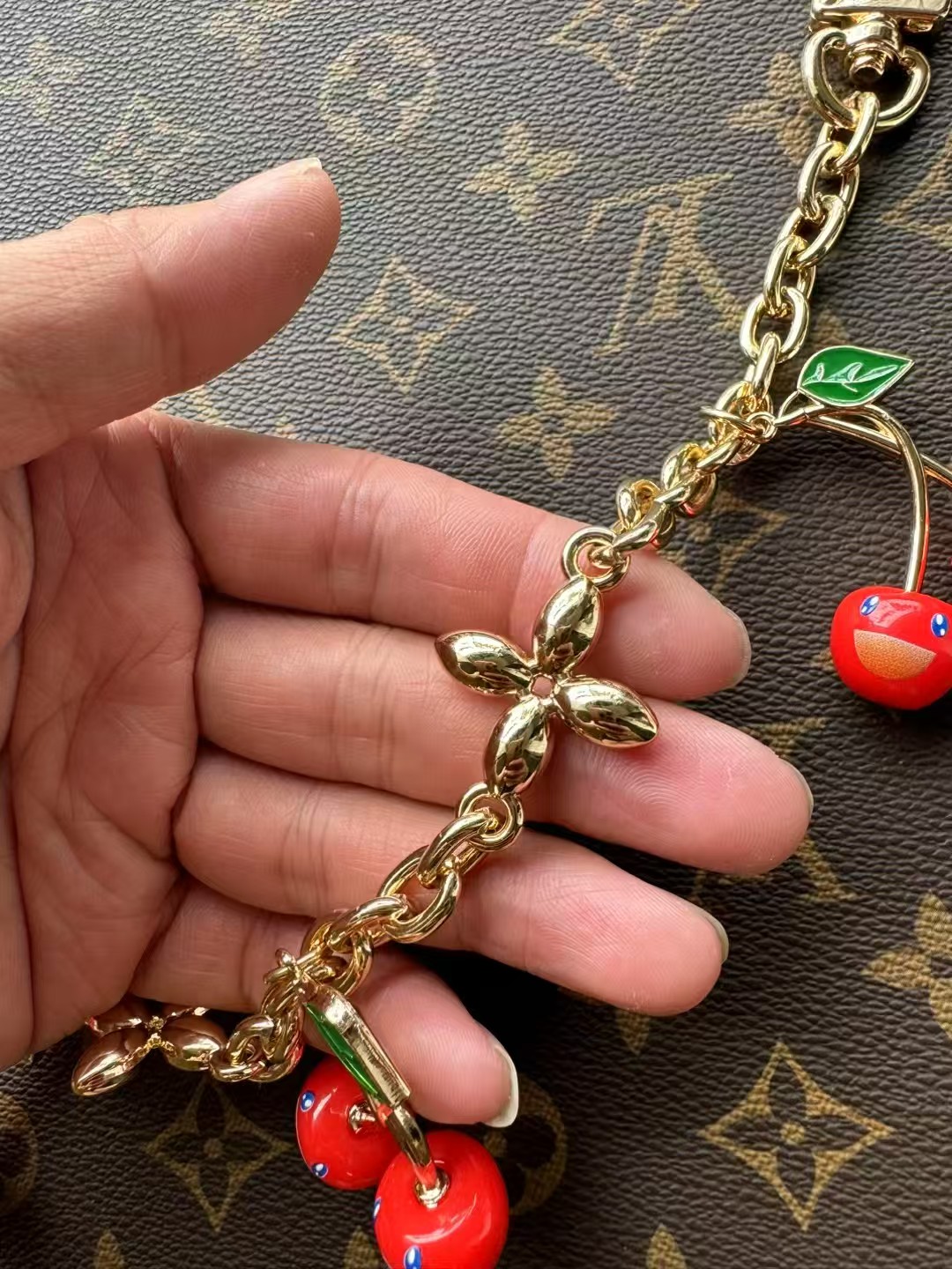 -LV X TM CERISE 链条包饰
LV x TM LV Cerise链条包饰出自路易威登x村上隆