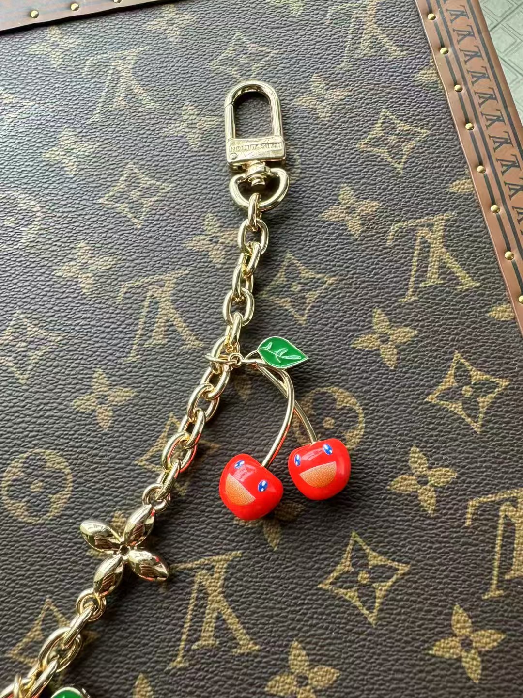 -LV X TM CERISE 链条包饰
LV x TM LV Cerise链条包饰出自路易威登x村上隆