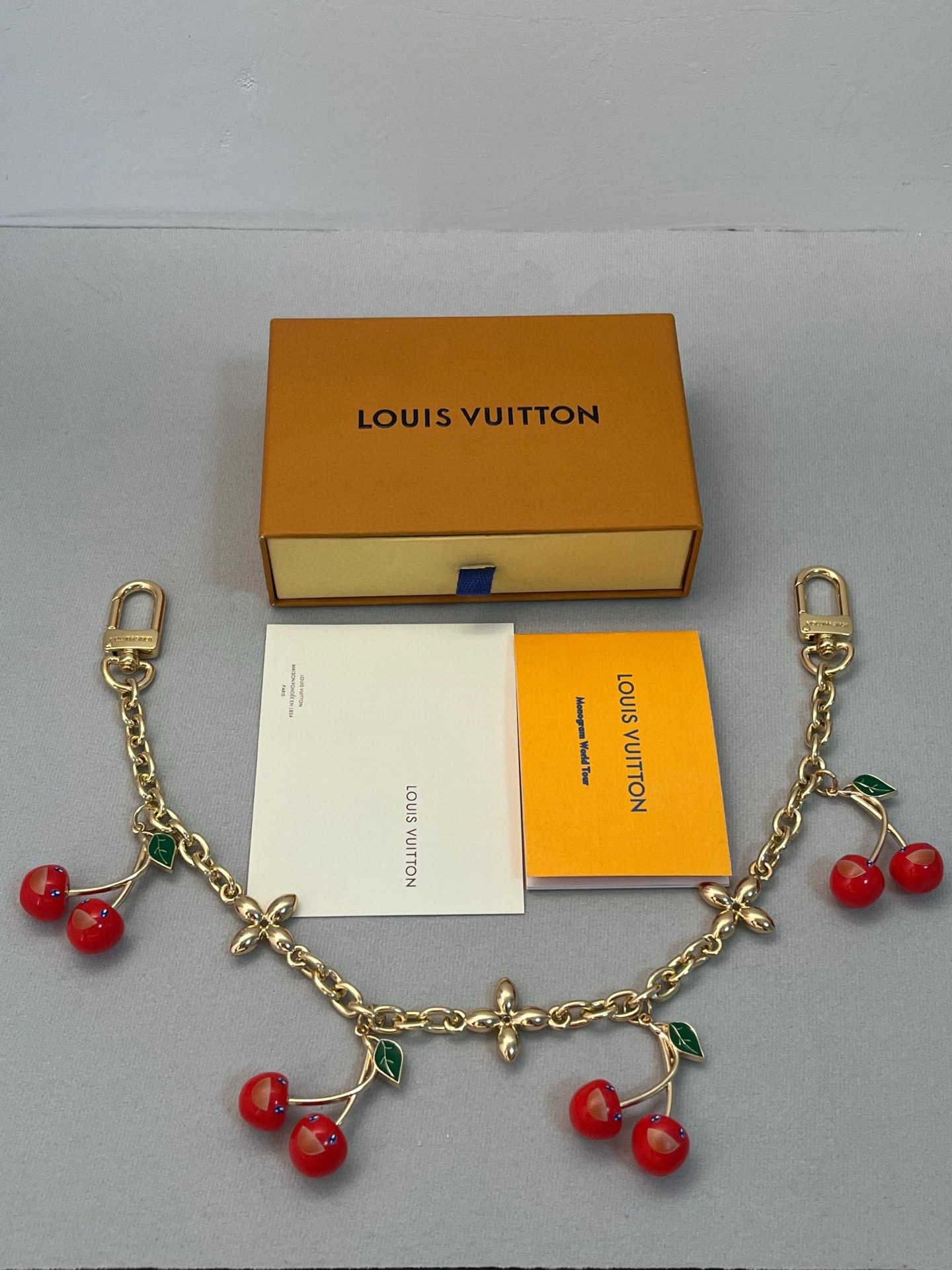 -LV X TM CERISE 链条包饰
LV x TM LV Cerise链条包饰出自路易威登x村上隆