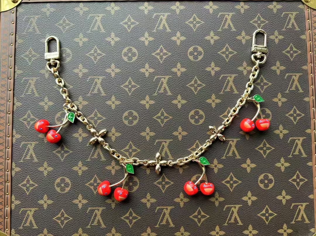 -LV X TM CERISE 链条包饰
LV x TM LV Cerise链条包饰出自路易威登x村上隆